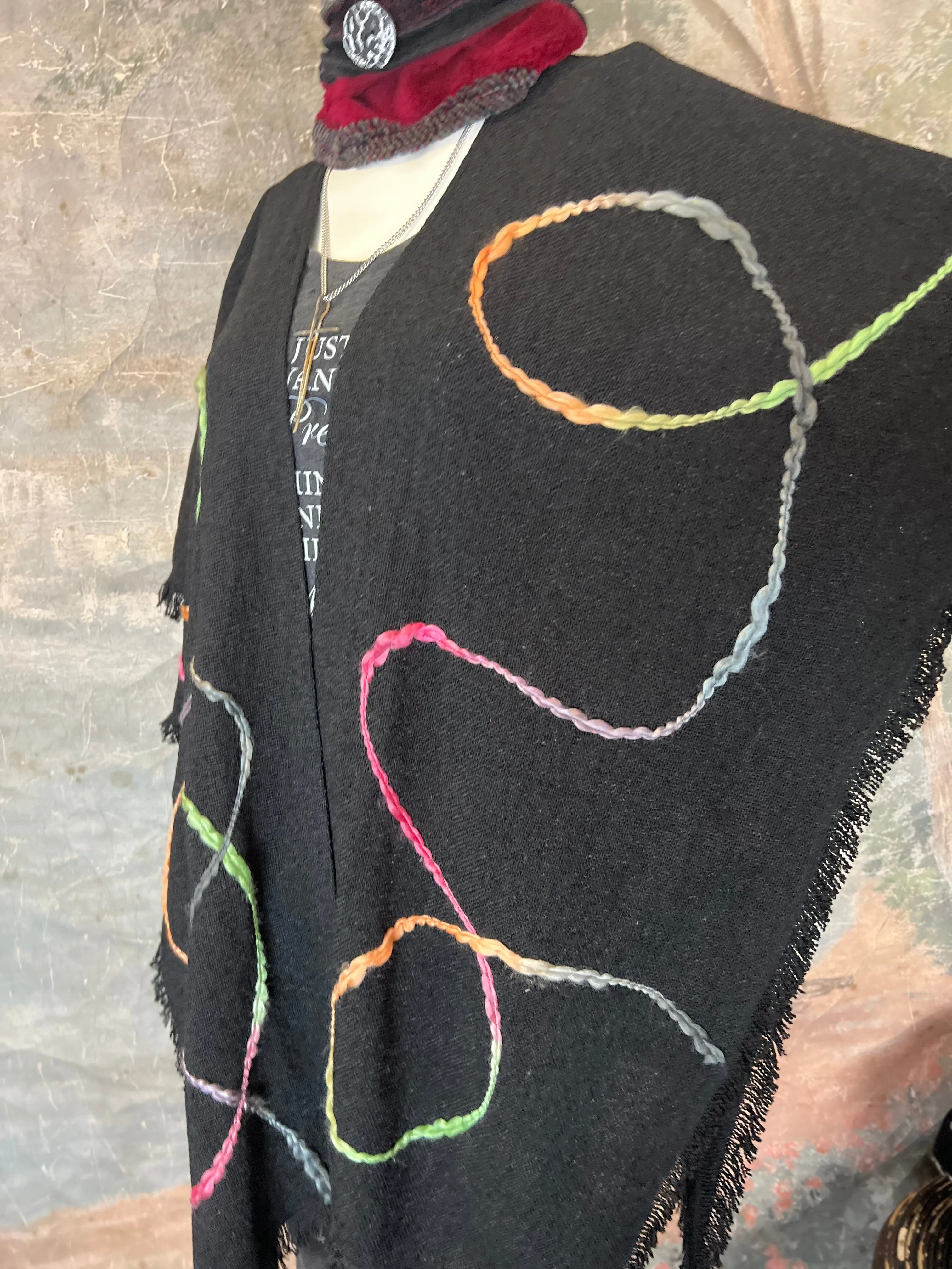 GDAC588 Burlap Embroidered Cape